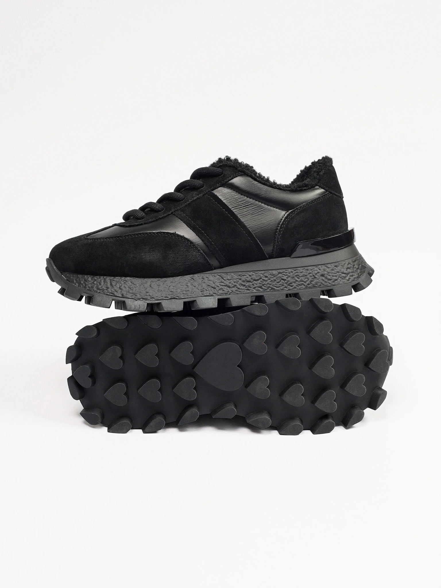 Кроссовки комбинированные черного цвета на рельефной подошве